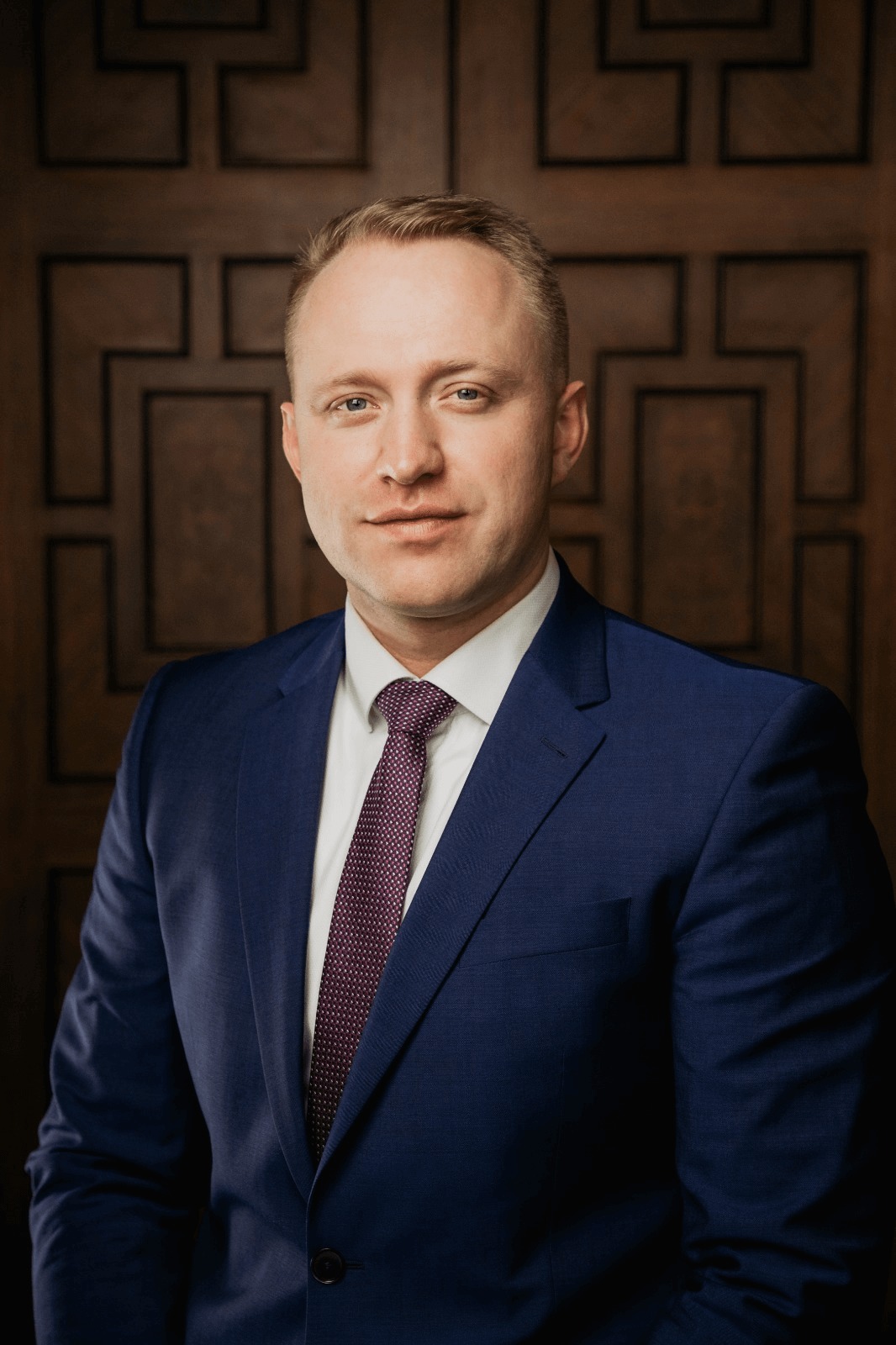 advokát Juraj Kornhauser štúdium práva absolvoval na Právnickej fakulte Univerzity Komenského v Bratislave a na Paneurópskej vysokej škole práva v Bratislave. Už počas štúdia pracoval vo viacerých firmách na právnych oddeleniach a advokátskych kanceláriách. Venuje sa najmä civilnému, obchodnému a trestnému právu. Juraj hovorí plynule anglicky.